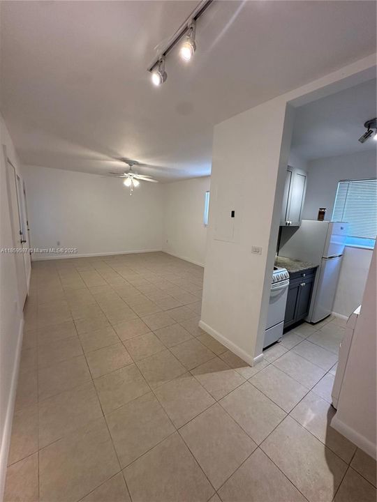Active With Contract: $2,100 (1 beds, 1 baths, 562 Square Feet)