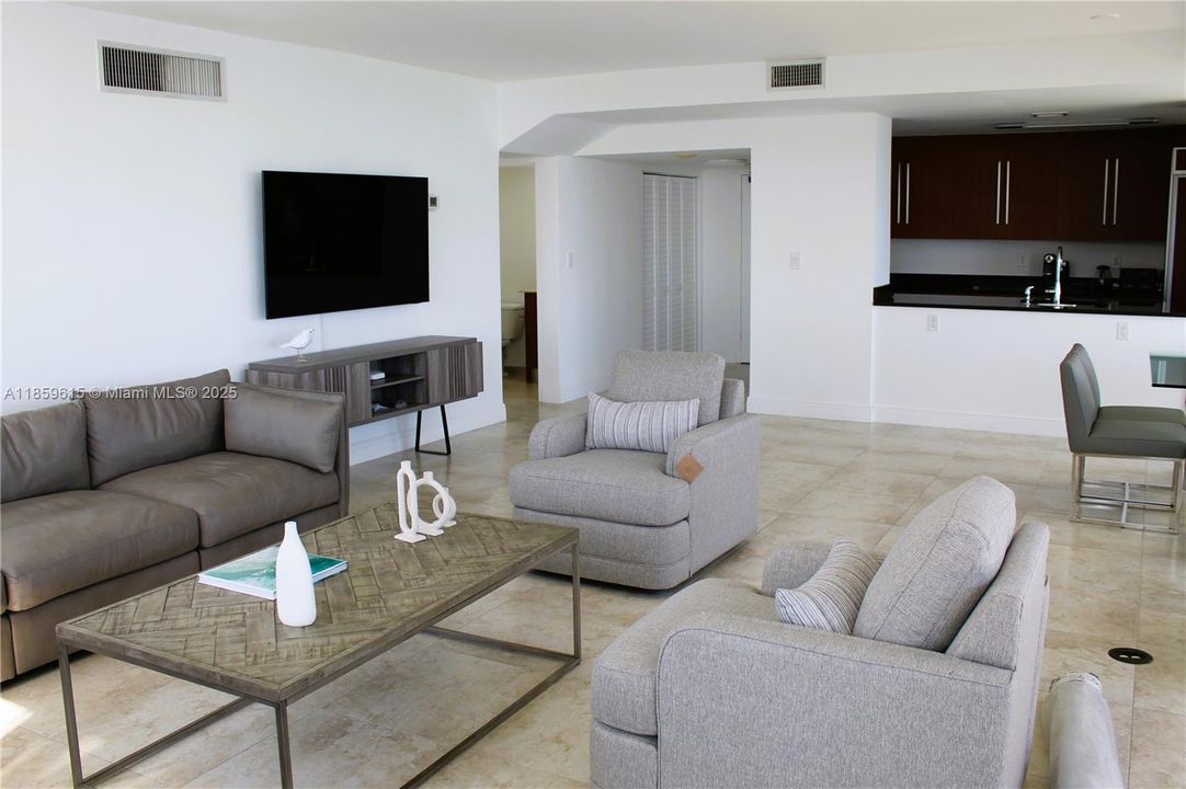 Recently Rented: $11,000 (2 beds, 2 baths, 1407 Square Feet)