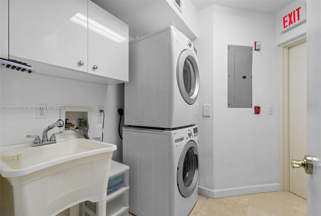 Active With Contract: $2,100,000 (3 beds, 4 baths, 2440 Square Feet)