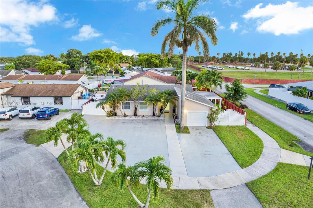 Недавно продано: $625,000 (4 спален, 3 ванн, 1156 Квадратных фут)