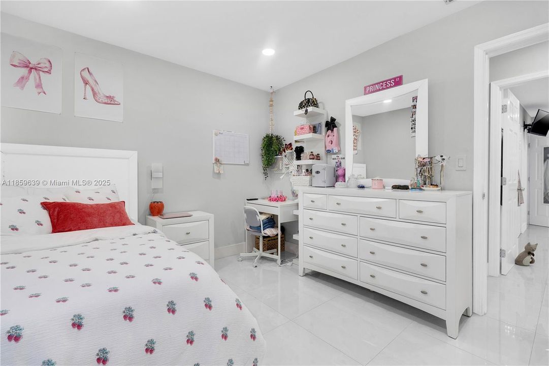 Недавно продано: $625,000 (4 спален, 3 ванн, 1156 Квадратных фут)