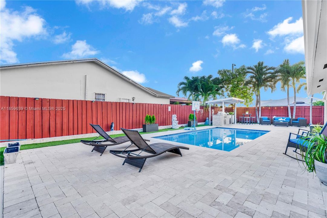 Недавно продано: $625,000 (4 спален, 3 ванн, 1156 Квадратных фут)