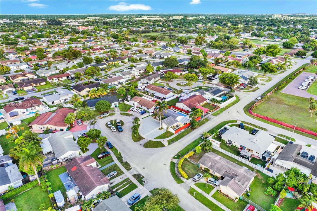 Недавно продано: $625,000 (4 спален, 3 ванн, 1156 Квадратных фут)