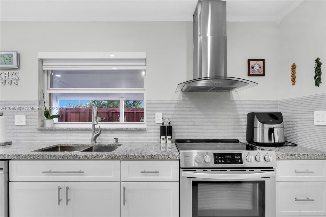 Недавно продано: $625,000 (4 спален, 3 ванн, 1156 Квадратных фут)