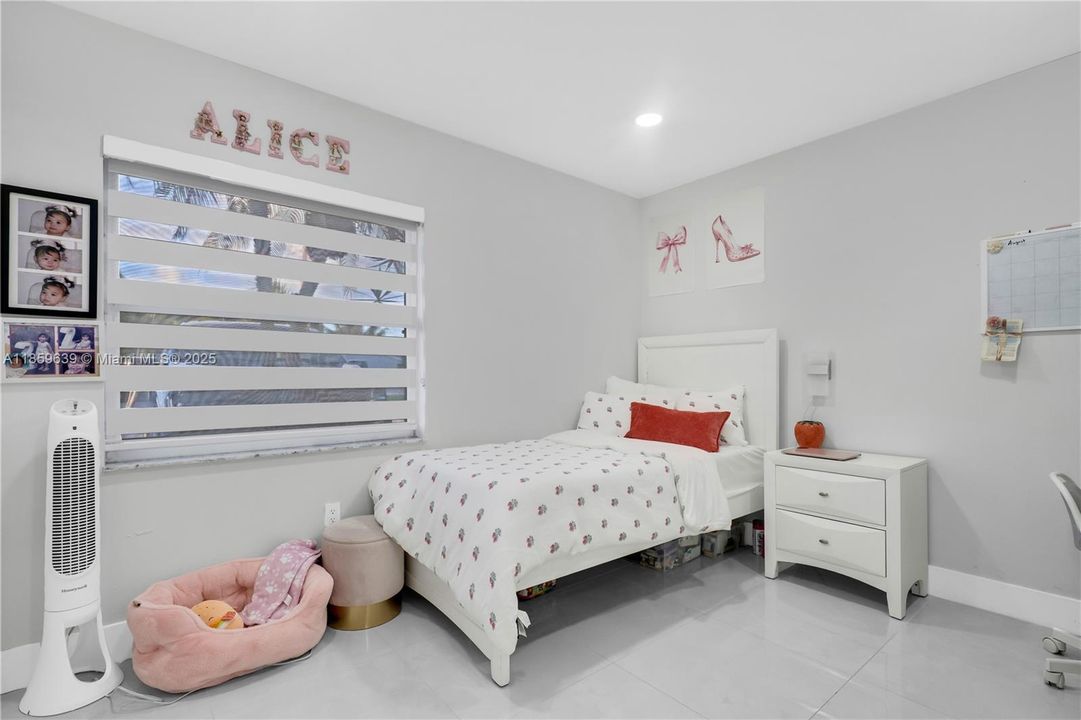 Недавно продано: $625,000 (4 спален, 3 ванн, 1156 Квадратных фут)