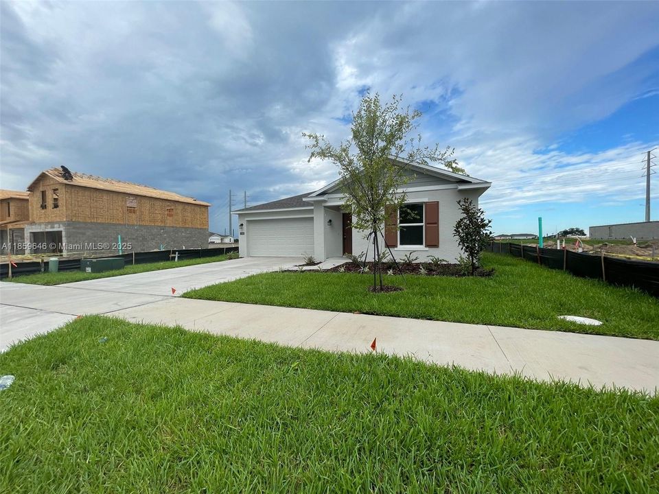 Active With Contract: $1,900 (3 beds, 2 baths, 1487 Square Feet)