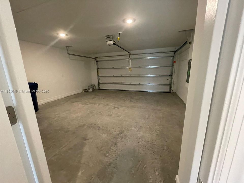 Active With Contract: $1,900 (3 beds, 2 baths, 1487 Square Feet)