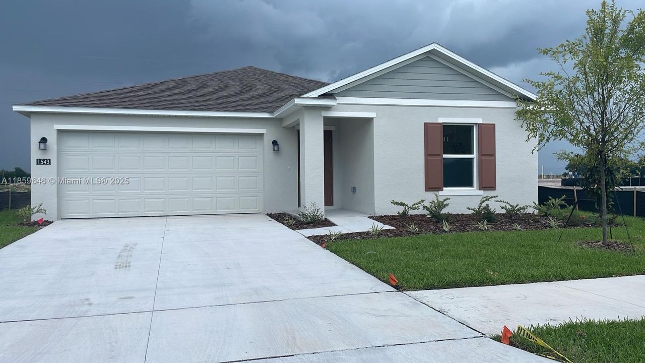 Active With Contract: $1,900 (3 beds, 2 baths, 1487 Square Feet)