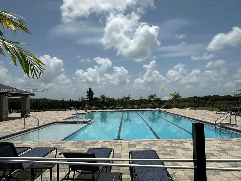 Active With Contract: $1,900 (3 beds, 2 baths, 1487 Square Feet)