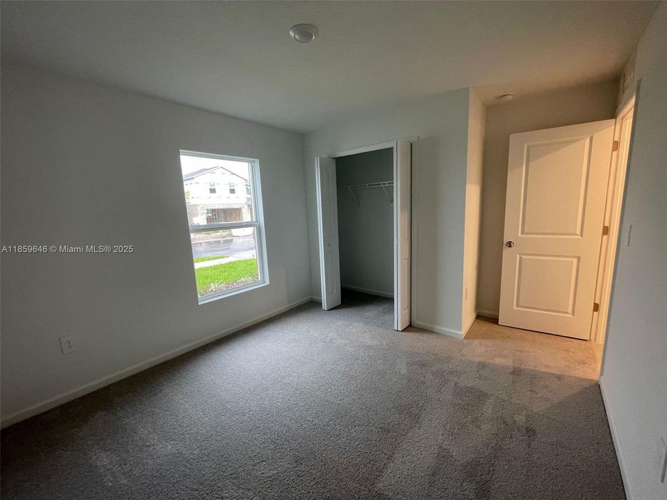 Active With Contract: $1,900 (3 beds, 2 baths, 1487 Square Feet)