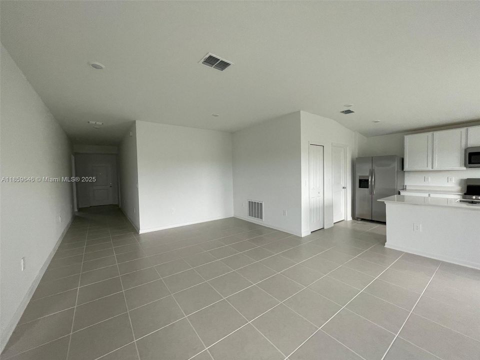 Active With Contract: $1,900 (3 beds, 2 baths, 1487 Square Feet)
