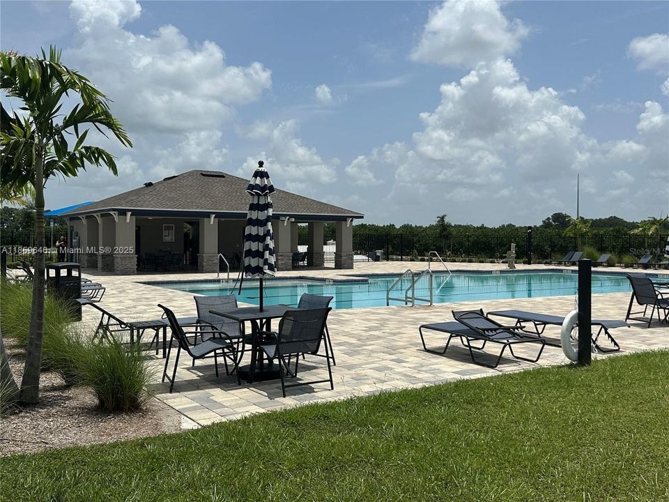 Active With Contract: $1,900 (3 beds, 2 baths, 1487 Square Feet)