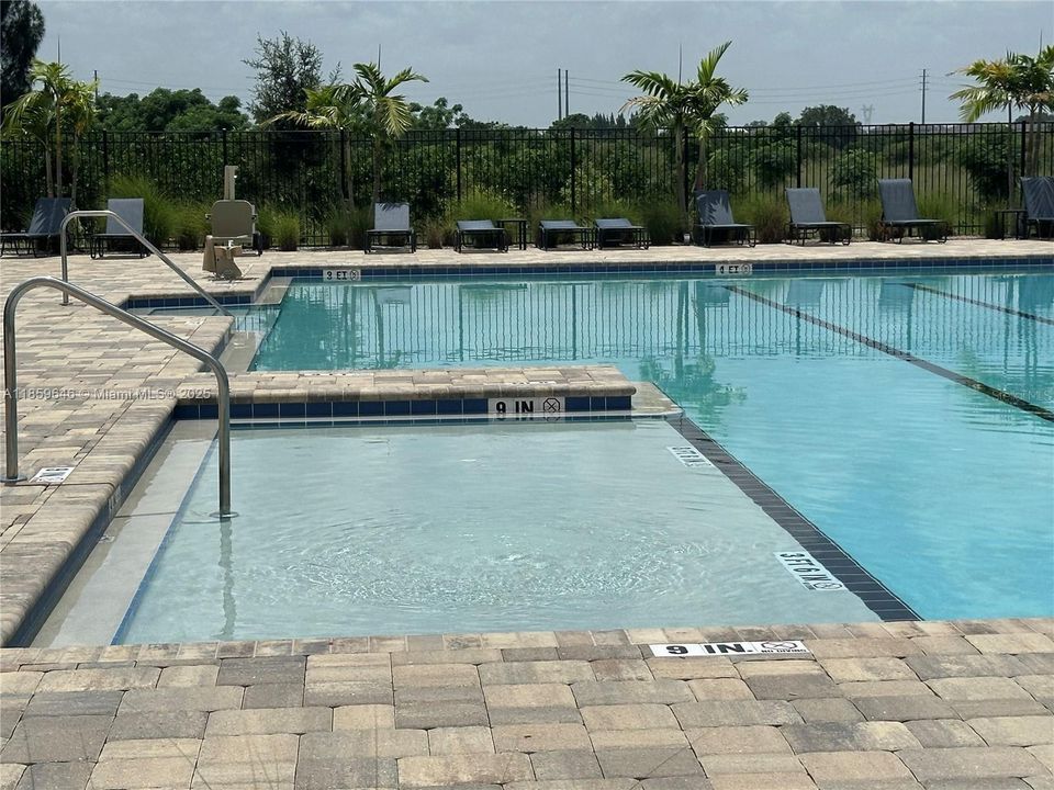 Active With Contract: $1,900 (3 beds, 2 baths, 1487 Square Feet)