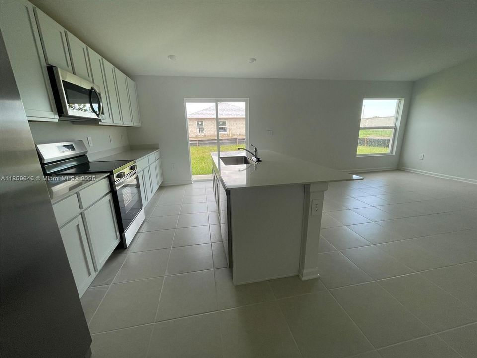 Active With Contract: $1,900 (3 beds, 2 baths, 1487 Square Feet)