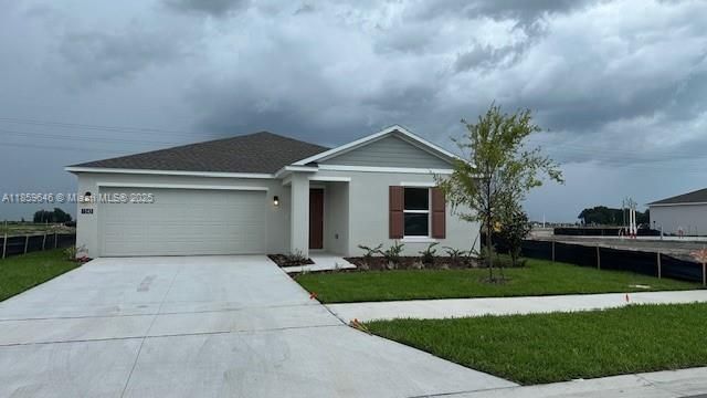 Active With Contract: $1,900 (3 beds, 2 baths, 1487 Square Feet)