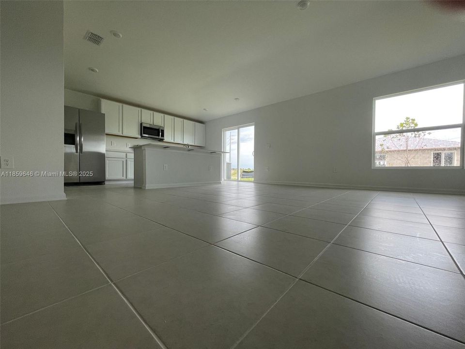 Active With Contract: $1,900 (3 beds, 2 baths, 1487 Square Feet)