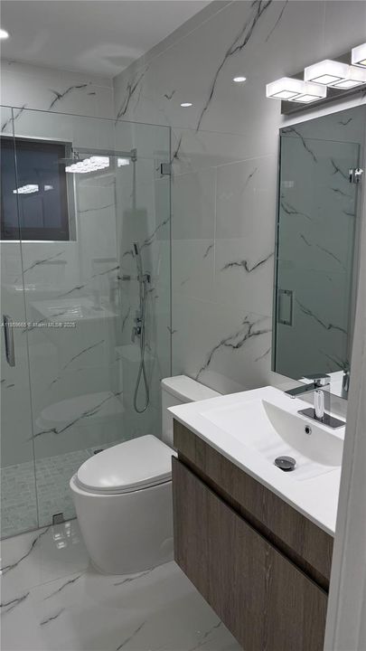 合同活跃: $659,900 (4 贝兹, 2 浴室, 1998 平方英尺)