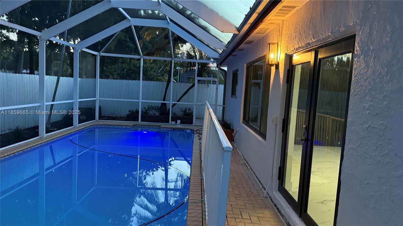 合同活跃: $659,900 (4 贝兹, 2 浴室, 1998 平方英尺)