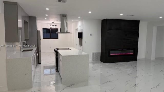 合同活跃: $659,900 (4 贝兹, 2 浴室, 1998 平方英尺)