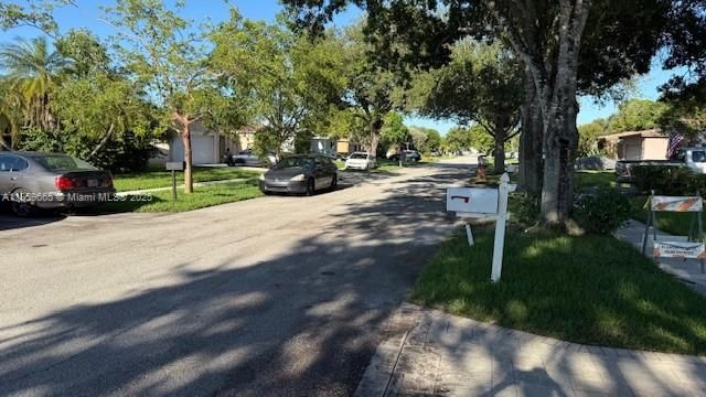 合同活跃: $659,900 (4 贝兹, 2 浴室, 1998 平方英尺)