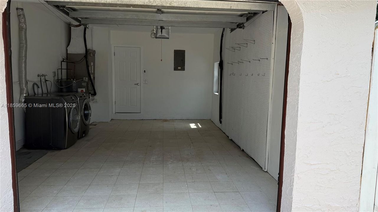 合同活跃: $659,900 (4 贝兹, 2 浴室, 1998 平方英尺)