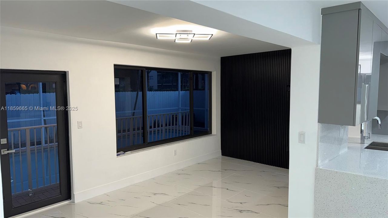 合同活跃: $659,900 (4 贝兹, 2 浴室, 1998 平方英尺)