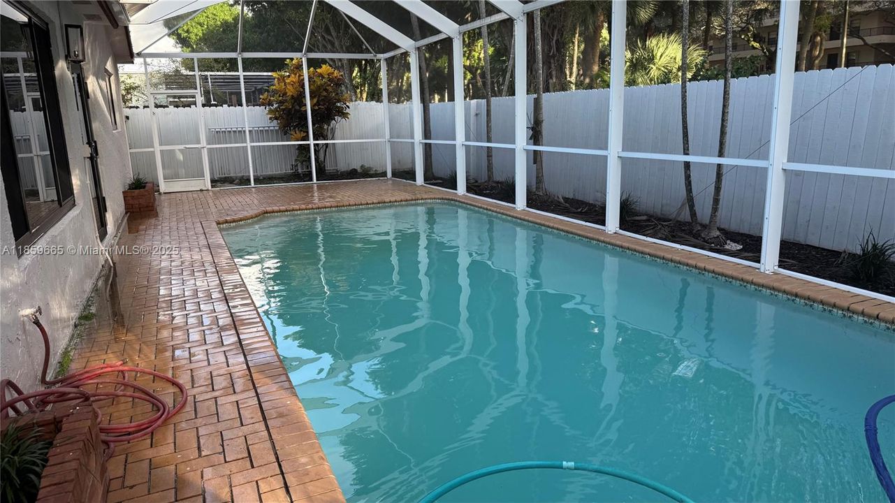 合同活跃: $659,900 (4 贝兹, 2 浴室, 1998 平方英尺)