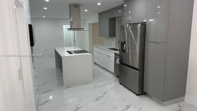 合同活跃: $659,900 (4 贝兹, 2 浴室, 1998 平方英尺)