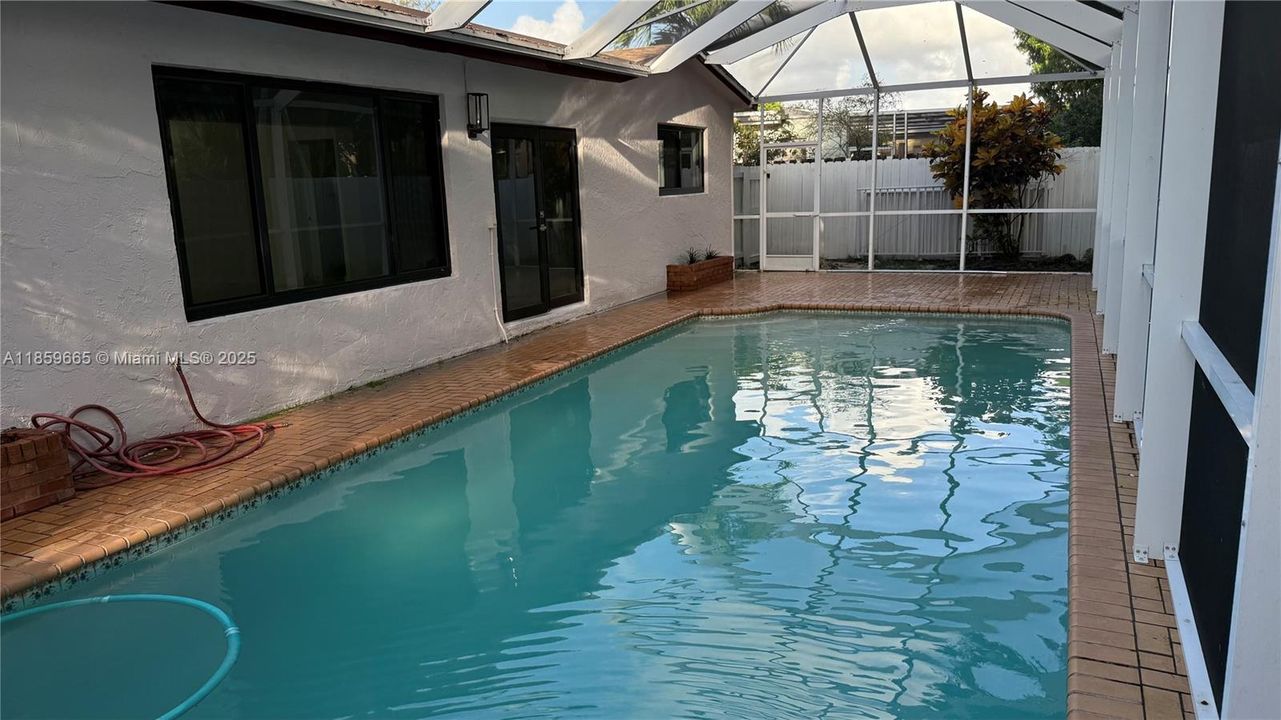 合同活跃: $659,900 (4 贝兹, 2 浴室, 1998 平方英尺)