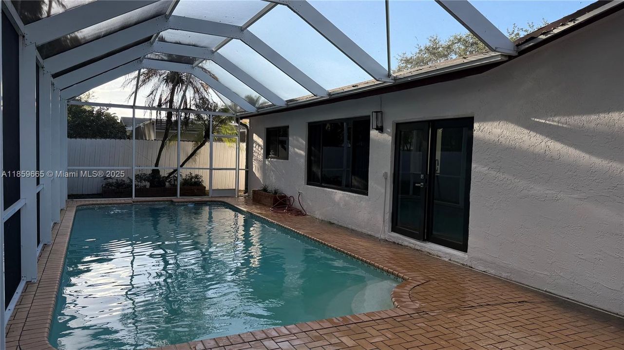 合同活跃: $659,900 (4 贝兹, 2 浴室, 1998 平方英尺)