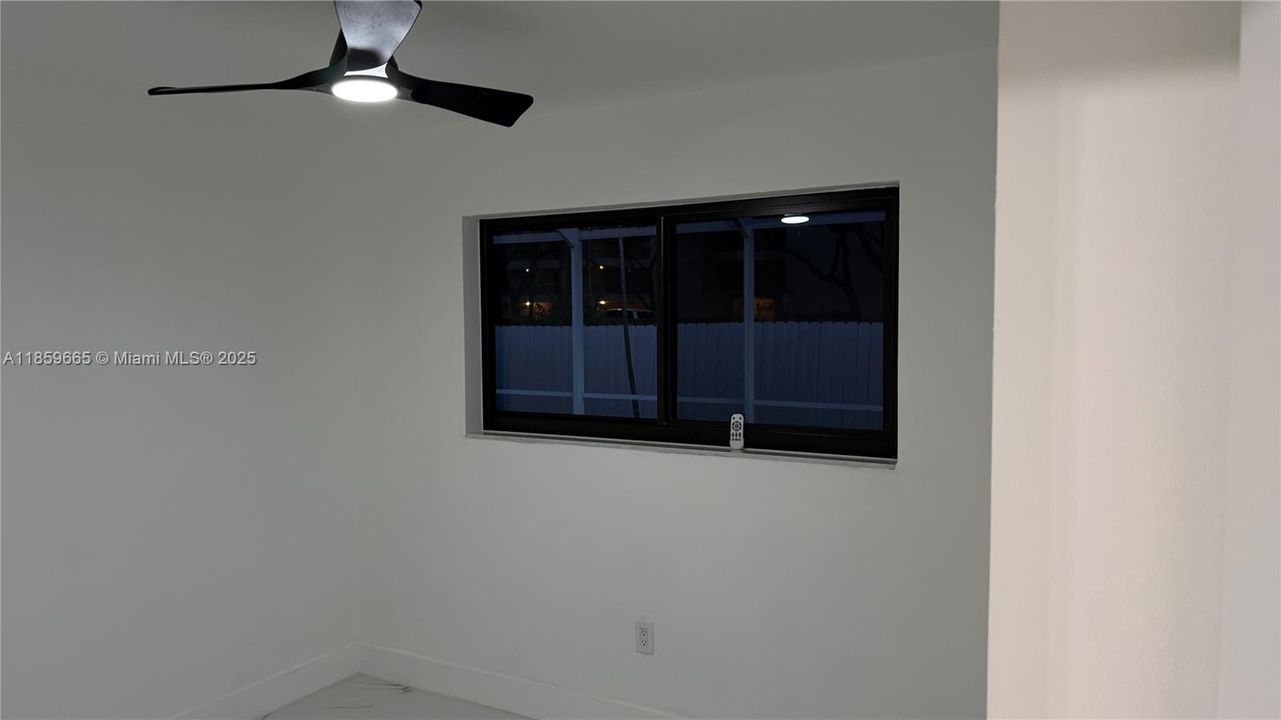 合同活跃: $659,900 (4 贝兹, 2 浴室, 1998 平方英尺)