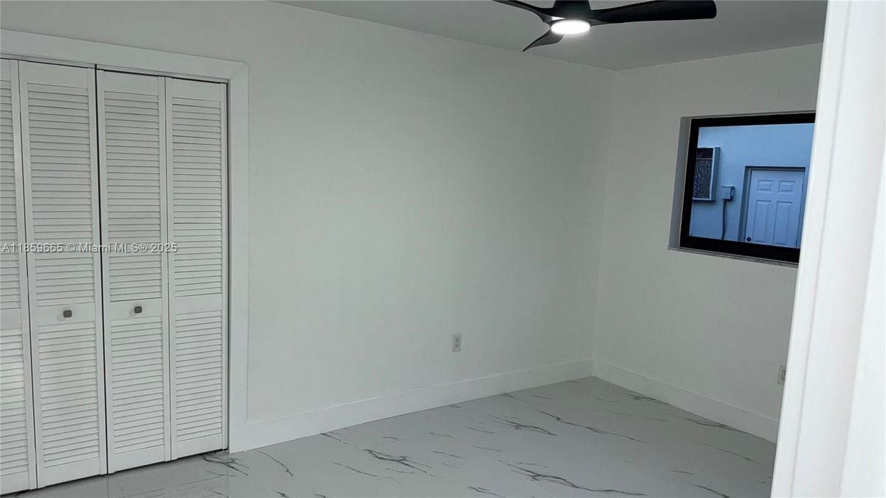 合同活跃: $659,900 (4 贝兹, 2 浴室, 1998 平方英尺)