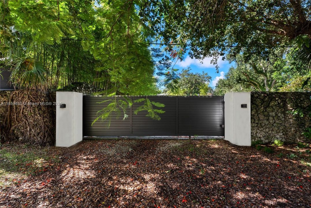 最近售出: $5,980,000 (0.35 acres)