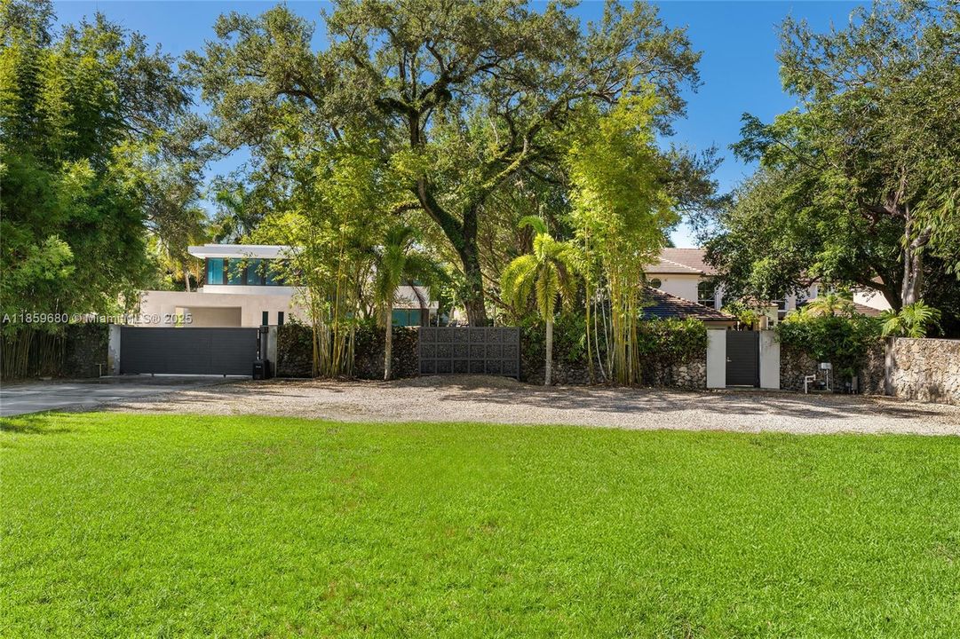 最近售出: $5,980,000 (0.35 acres)