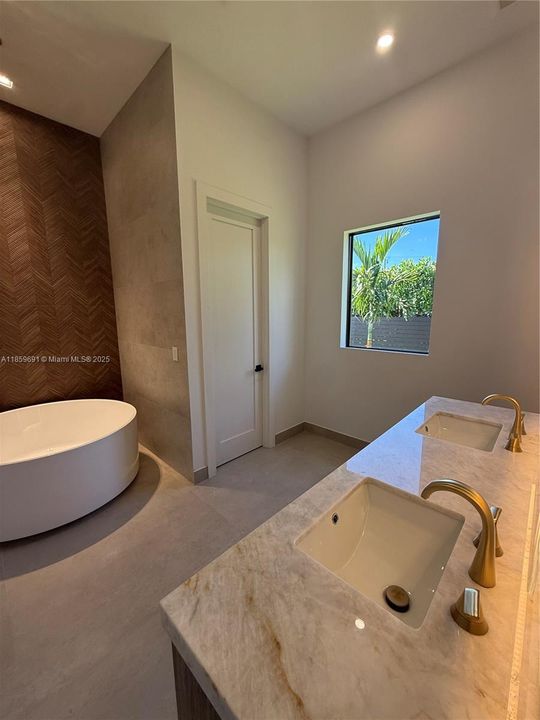 Active With Contract: $1,695,000 (4 beds, 5 baths, 0 Square Feet)