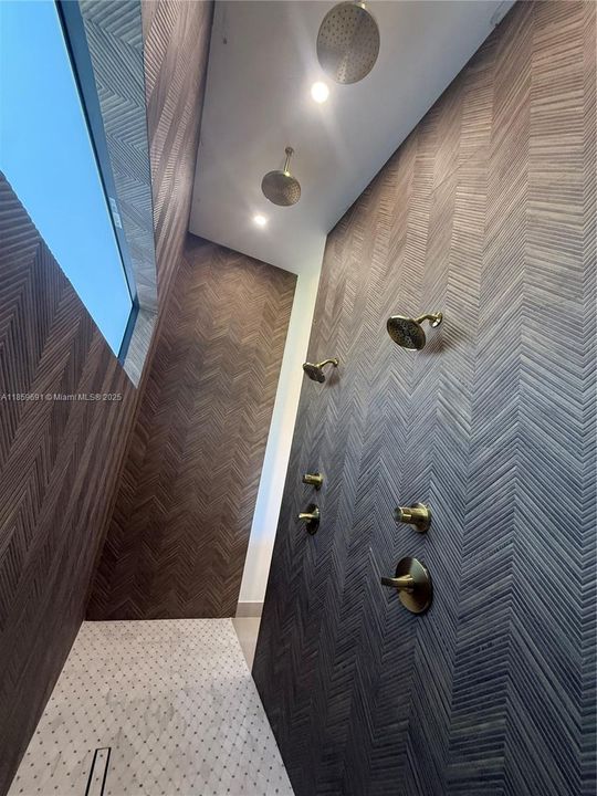 Active With Contract: $1,695,000 (4 beds, 5 baths, 0 Square Feet)