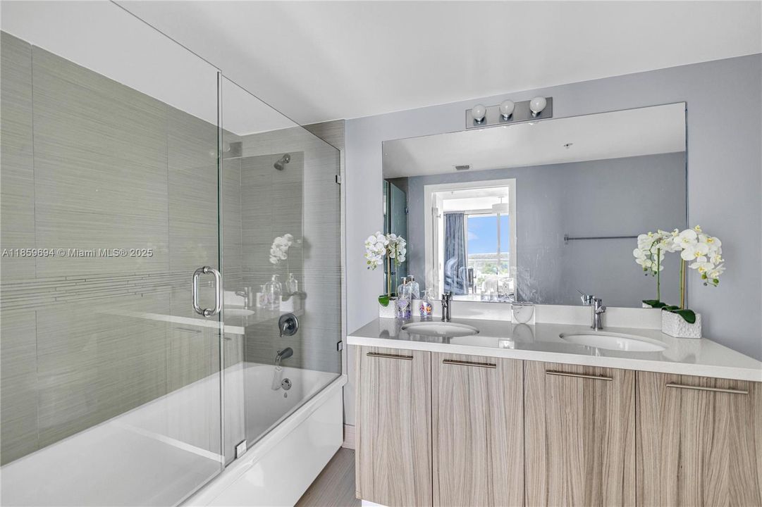 待售: $890,000 (2 贝兹, 2 浴室, 942 平方英尺)