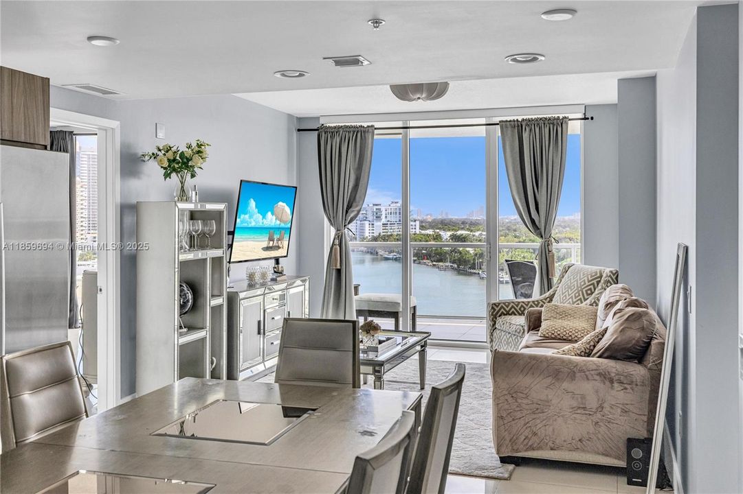 待售: $890,000 (2 贝兹, 2 浴室, 942 平方英尺)