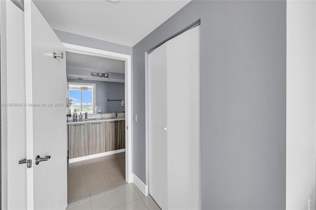 待售: $890,000 (2 贝兹, 2 浴室, 942 平方英尺)