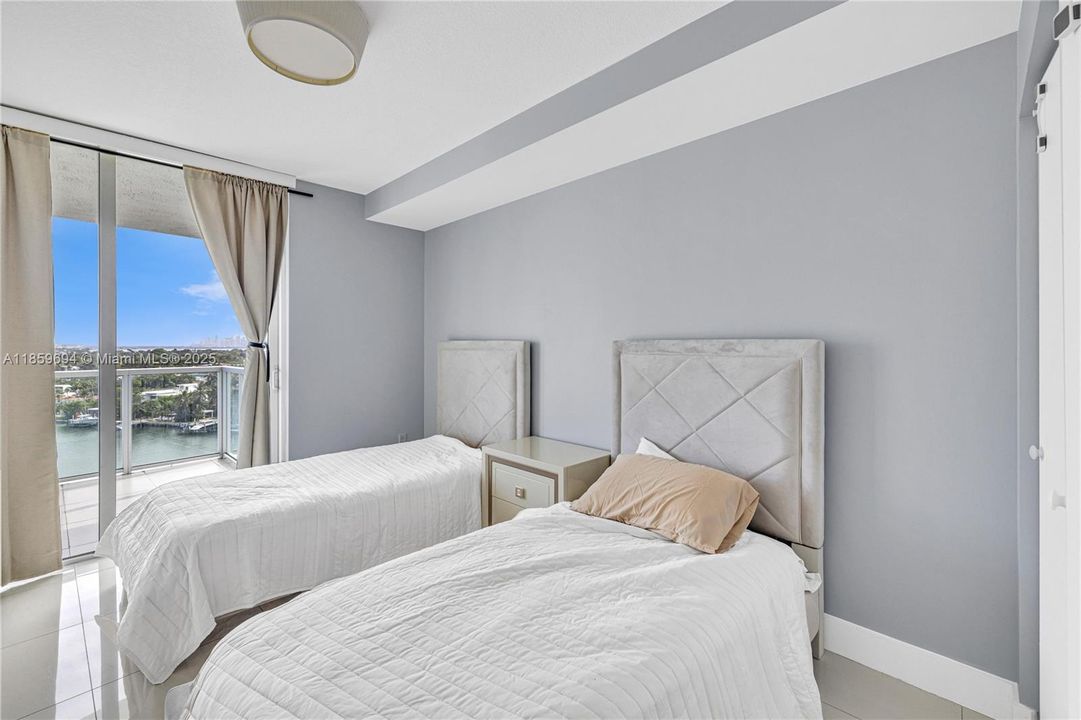 待售: $890,000 (2 贝兹, 2 浴室, 942 平方英尺)