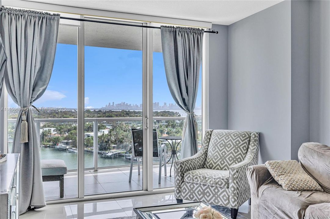 待售: $890,000 (2 贝兹, 2 浴室, 942 平方英尺)