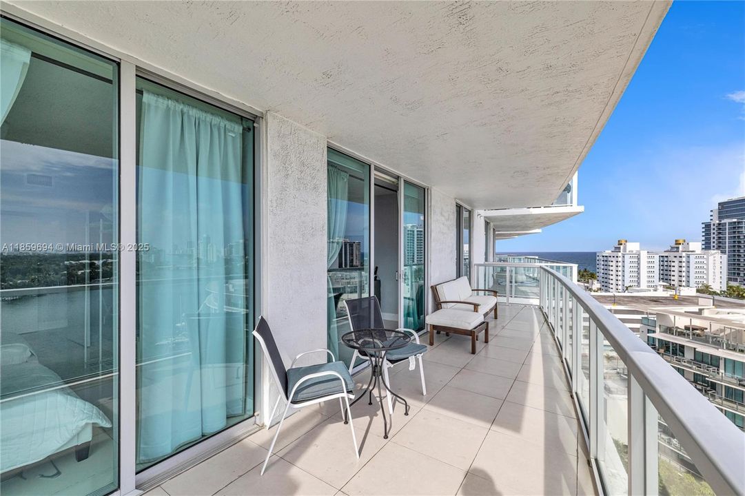 待售: $890,000 (2 贝兹, 2 浴室, 942 平方英尺)