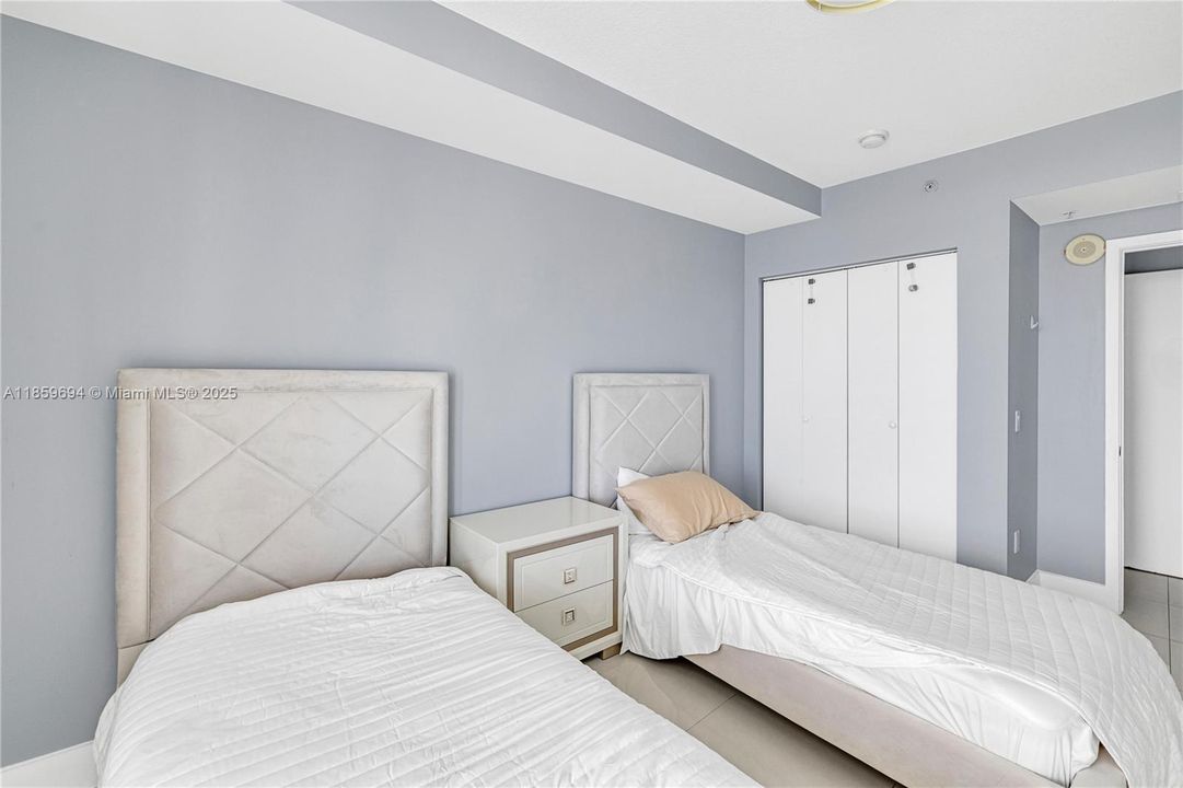 待售: $890,000 (2 贝兹, 2 浴室, 942 平方英尺)