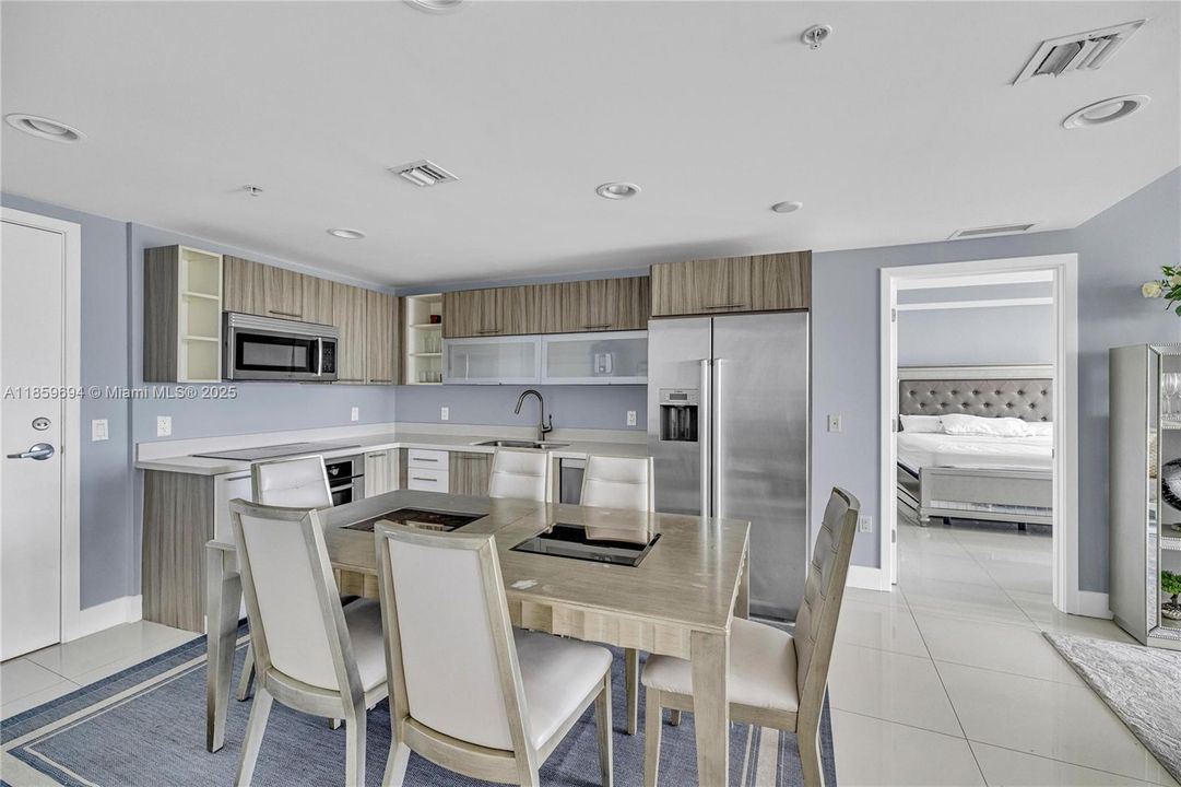 待售: $890,000 (2 贝兹, 2 浴室, 942 平方英尺)