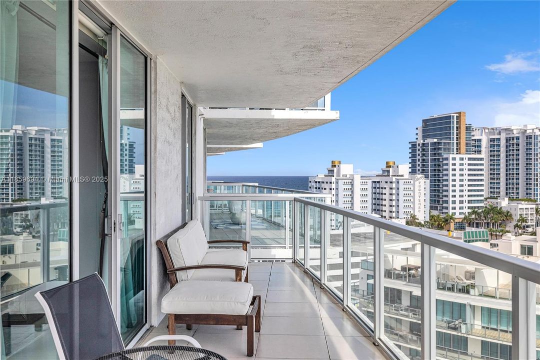 待售: $890,000 (2 贝兹, 2 浴室, 942 平方英尺)