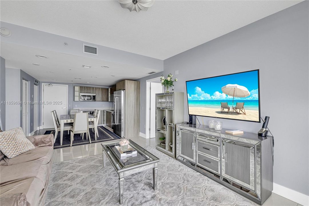 待售: $890,000 (2 贝兹, 2 浴室, 942 平方英尺)