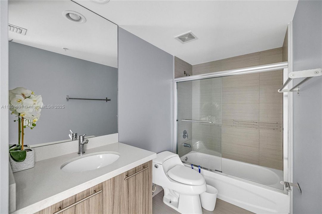 待售: $890,000 (2 贝兹, 2 浴室, 942 平方英尺)