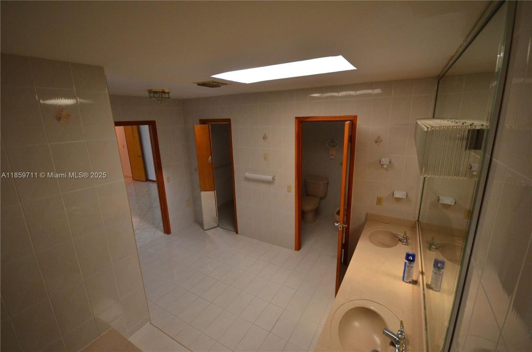 Recently Sold: $1,299,999 (5 beds, 3 baths, 3086 Square Feet)