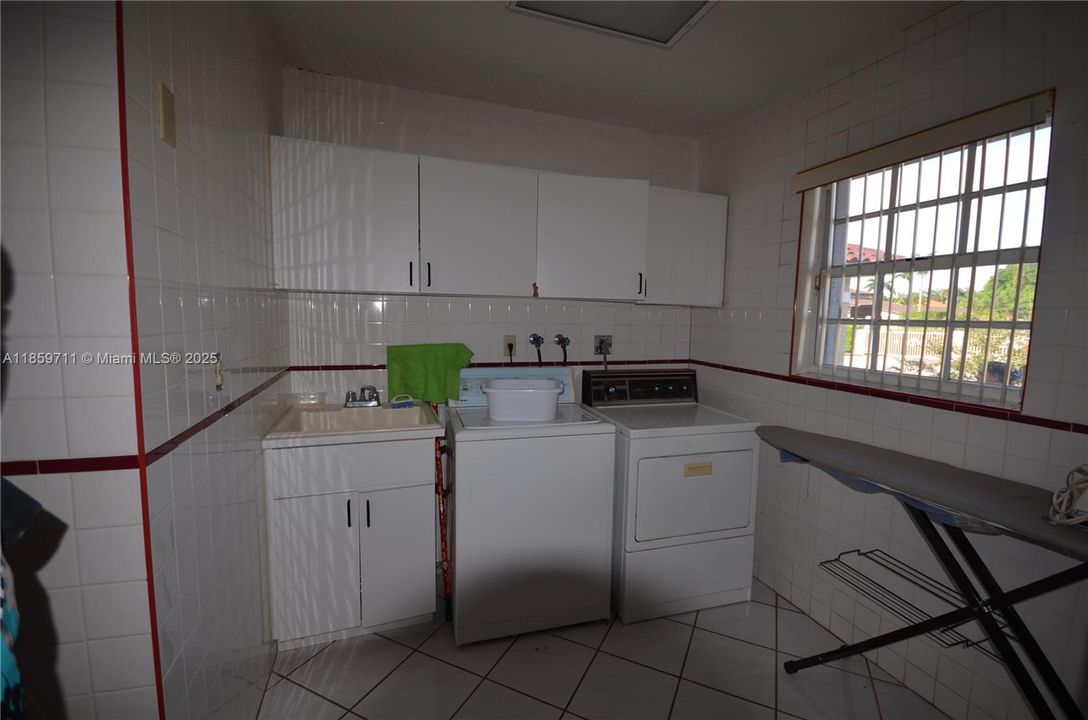 Recently Sold: $1,299,999 (5 beds, 3 baths, 3086 Square Feet)