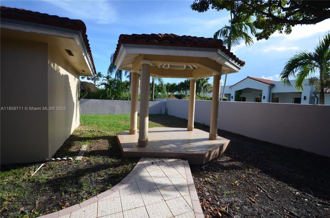 Recently Sold: $1,299,999 (5 beds, 3 baths, 3086 Square Feet)